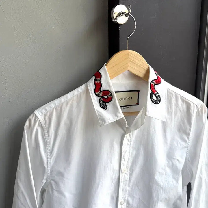 [BUNJANG] Gucci Snake Embroidered White Shirt / 95/ 구찌 스네이크 넥카라 화이트 셔츠