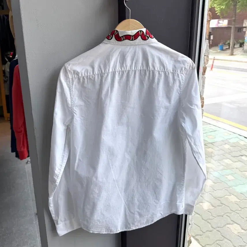 [BUNJANG] Gucci Snake Embroidered White Shirt / 95/ 구찌 스네이크 넥카라 화이트 셔츠
