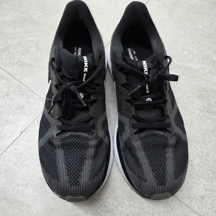 [SOLD OUT] 나이키 에어 줌 스트럭처 25 러닝화 런닝화 275 mm