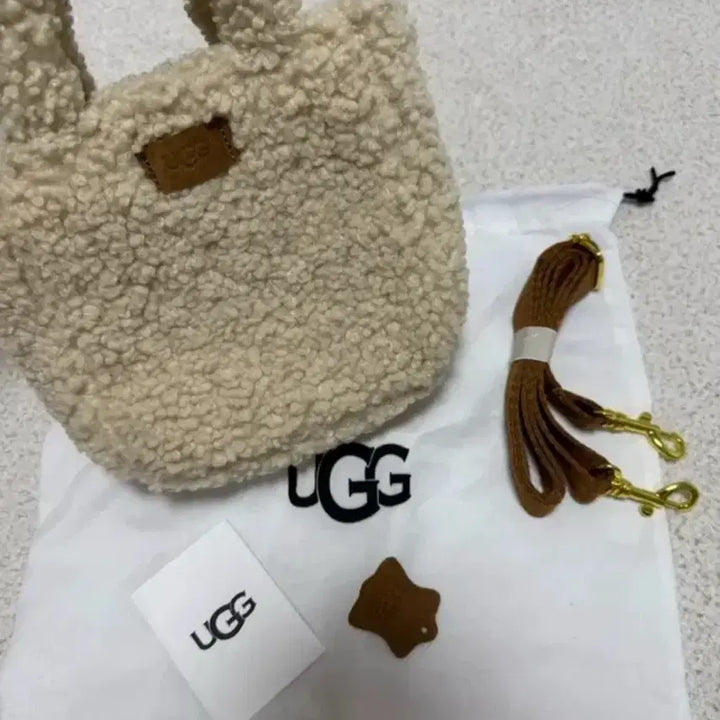 [SOLD OUT] UGG 어그 양털 미니 토트백 + 스트랩