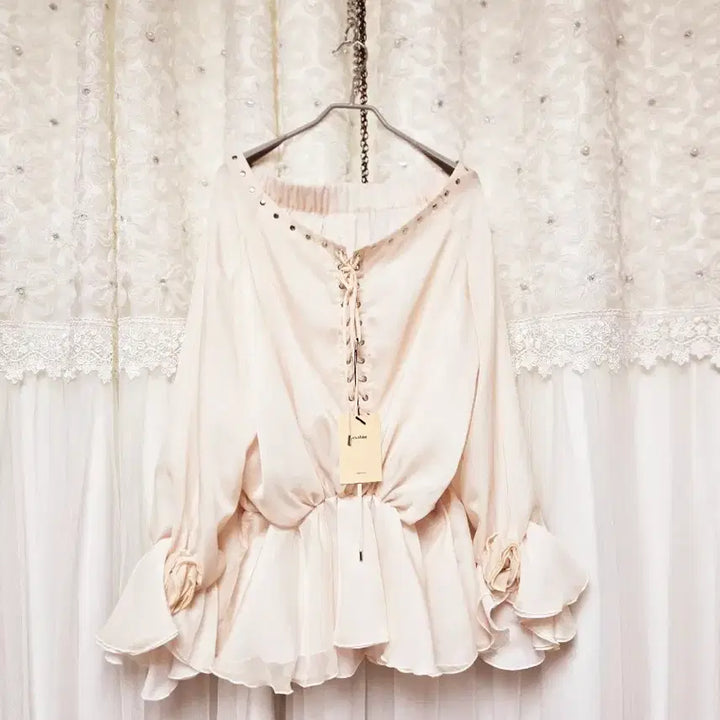 [BUNJANG] Off-Shoulder Corsage Blouse / 오프숄더 코사지 블라우스(택있는새상품)