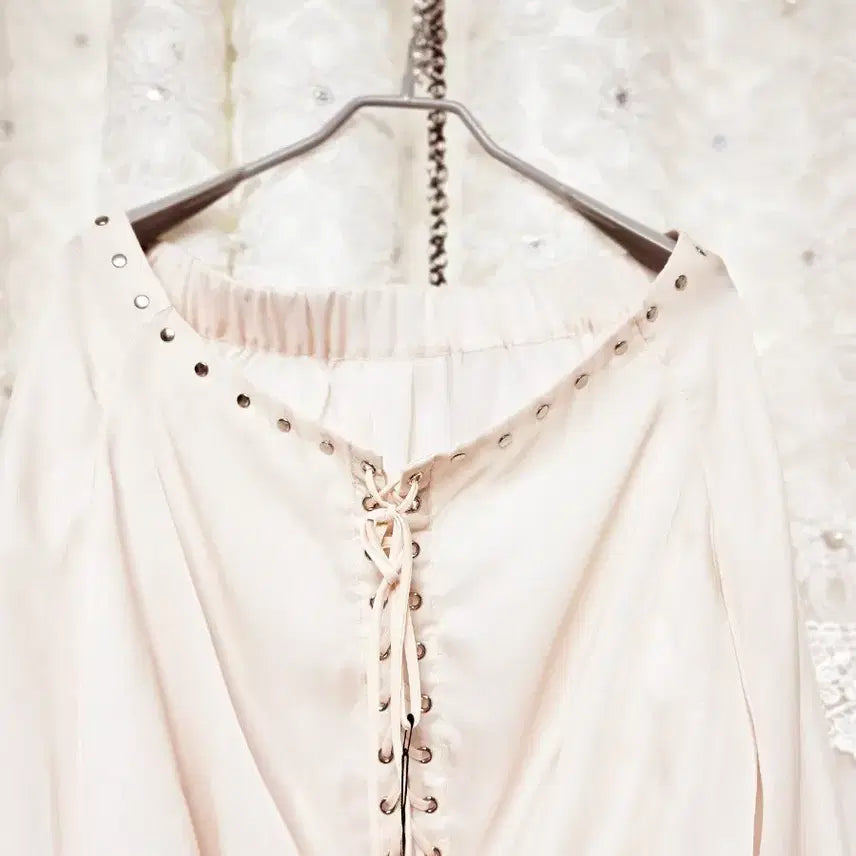 [BUNJANG] Off-Shoulder Corsage Blouse / 오프숄더 코사지 블라우스(택있는새상품)