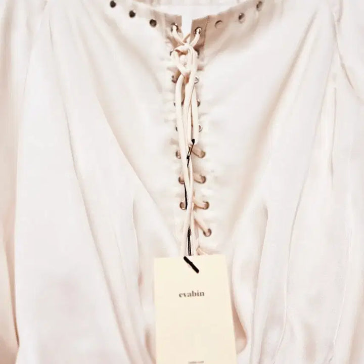 [BUNJANG] Off-Shoulder Corsage Blouse / 오프숄더 코사지 블라우스(택있는새상품)
