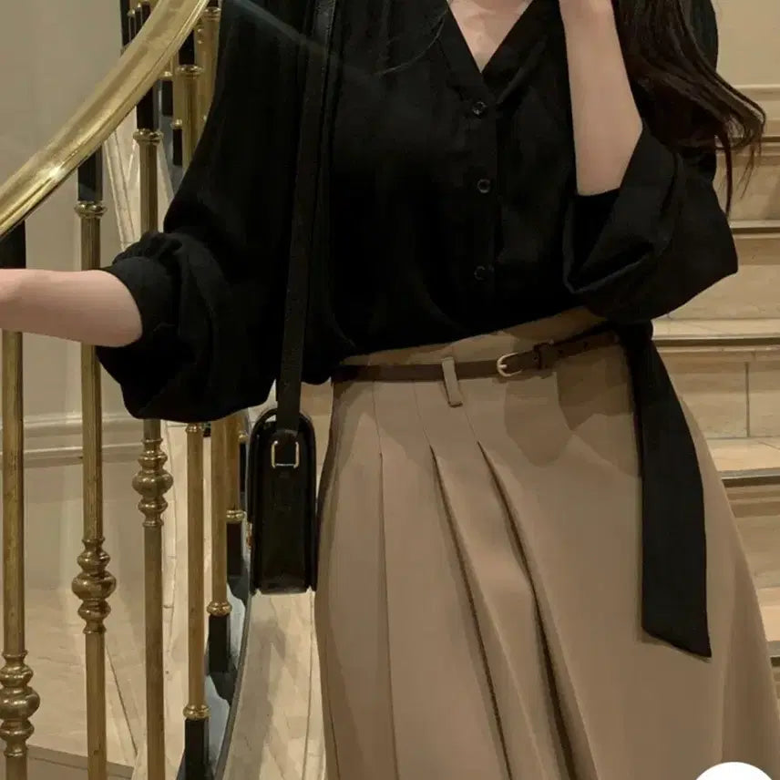 [BUNJANG] Anv V-Neck Shirring Tie Blouse (Black, M) / 애니브 브이넥 셔링 타이 블라우스 (블랙 M사이즈)
