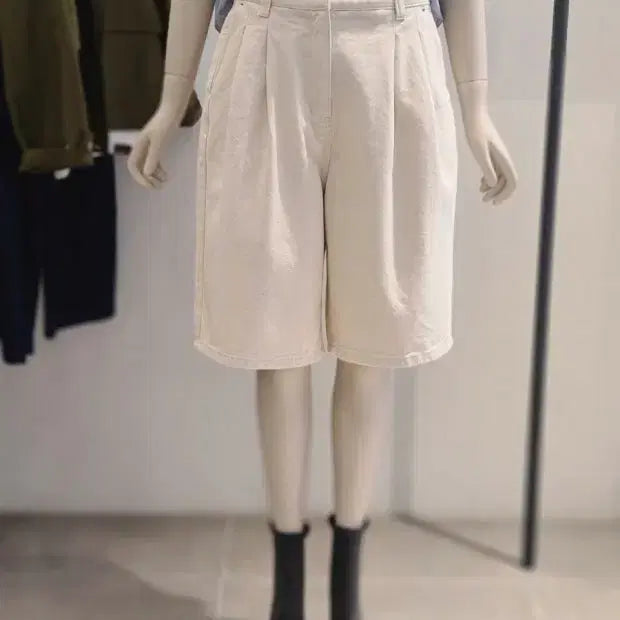 [BUNJANG] 24 Studio Tomboy Two-Tuck Half Pants - Size M / 24 스튜디오톰보이 투턱 하프 팬츠 M