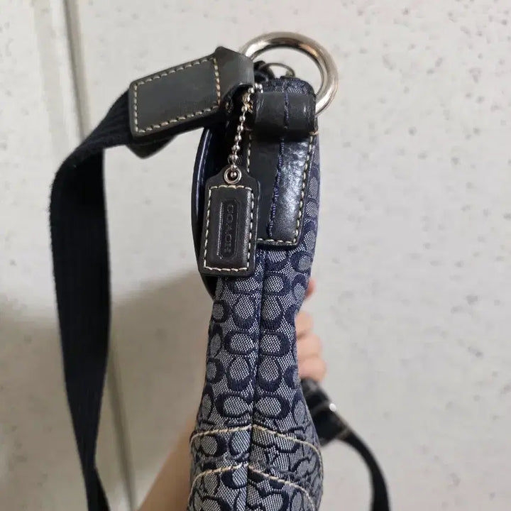 [SOLD OUT] 코치 시그니처 미니 크로스백 네이비