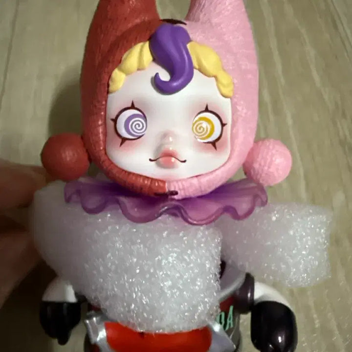 [BUNJANG] Skullpanda Reality World Opposite Direction Milestone Figure / [스컬판다] 현실세계 - 반대방향 이정표