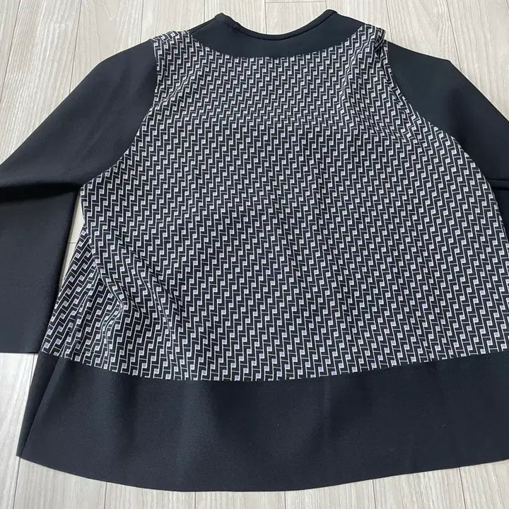 [BUNJANG] Patterned 7-Sleeve Blouse / 패턴 블랙 7부 소매 블라우스