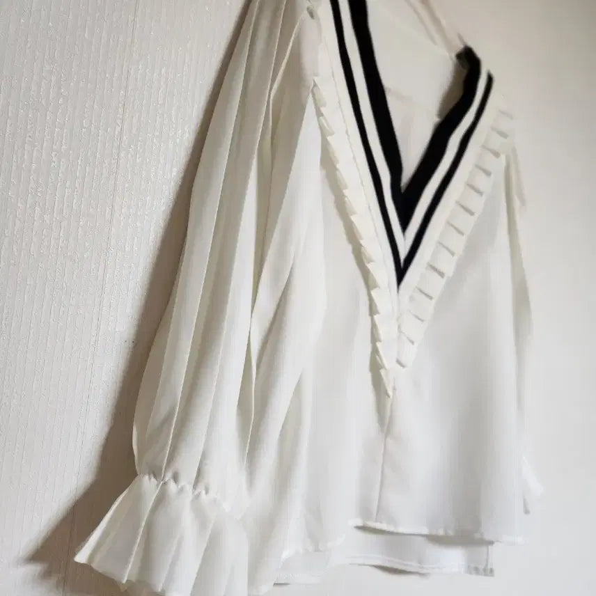 [BUNJANG] DECIBEL Pleated Balloon Sleeve Blouse / DECIBEL 소매 플리츠 벌룬 불라우스66