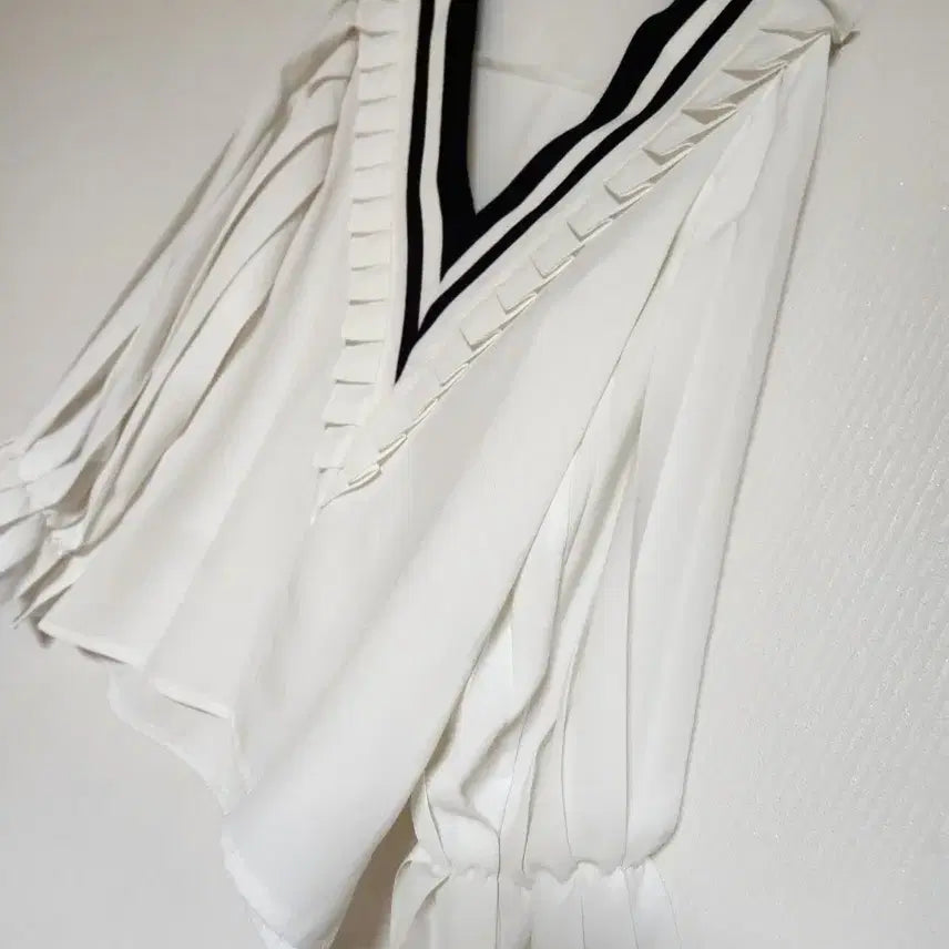 [BUNJANG] DECIBEL Pleated Balloon Sleeve Blouse / DECIBEL 소매 플리츠 벌룬 불라우스66
