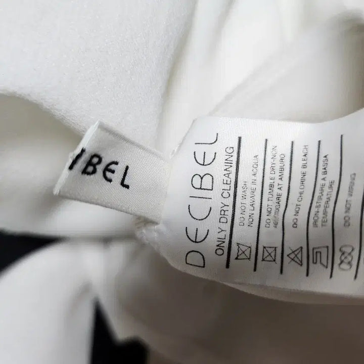 [BUNJANG] DECIBEL Pleated Balloon Sleeve Blouse / DECIBEL 소매 플리츠 벌룬 불라우스66