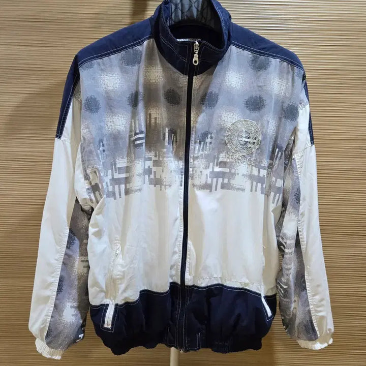 [SOLD OUT] 베르사체 빅 자수로고 바람막이 점퍼 100사이즈.
