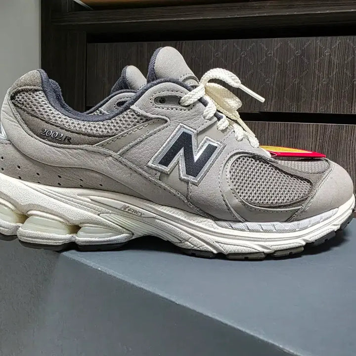 [SOLD OUT] 뉴발란스 2002R 그레이 운동화 265 상태좋음