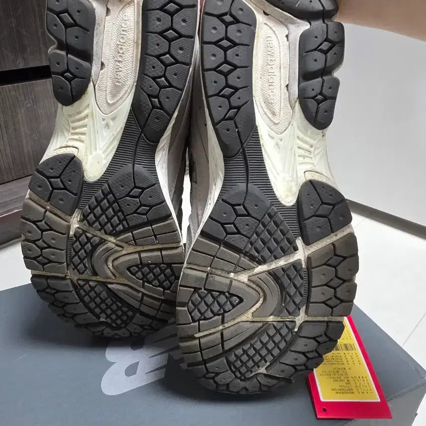 [SOLD OUT] 뉴발란스 2002R 그레이 운동화 265 상태좋음