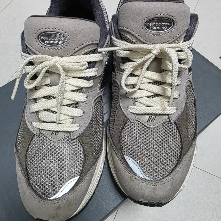 [SOLD OUT] 뉴발란스 2002R 그레이 운동화 265 상태좋음