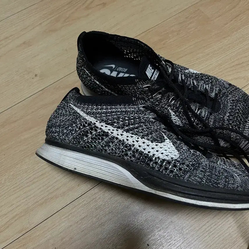 [BUNJANG] Nike Flyknit Racer Oreo Sneakers / 나이키 플라이니트 래이서 270 오레오