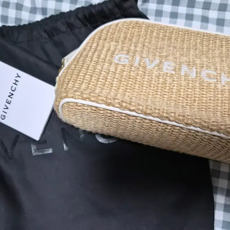 [BUNJANG] Givenchy Raffia Pouch Bag / 지방시 라피아 파우치 백