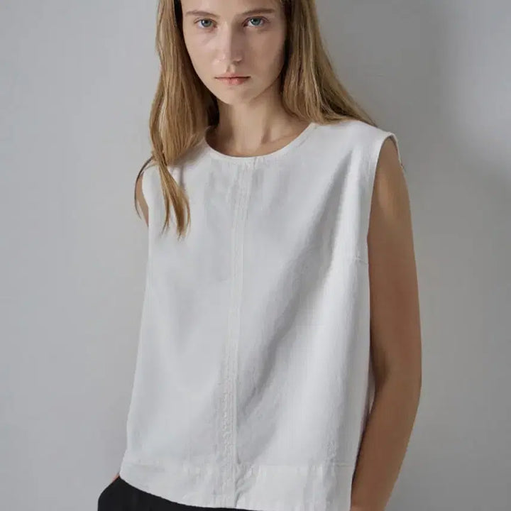 [SOLD OUT] 파사드패턴 데님 슬리브리스 탑 (Clean White / S)