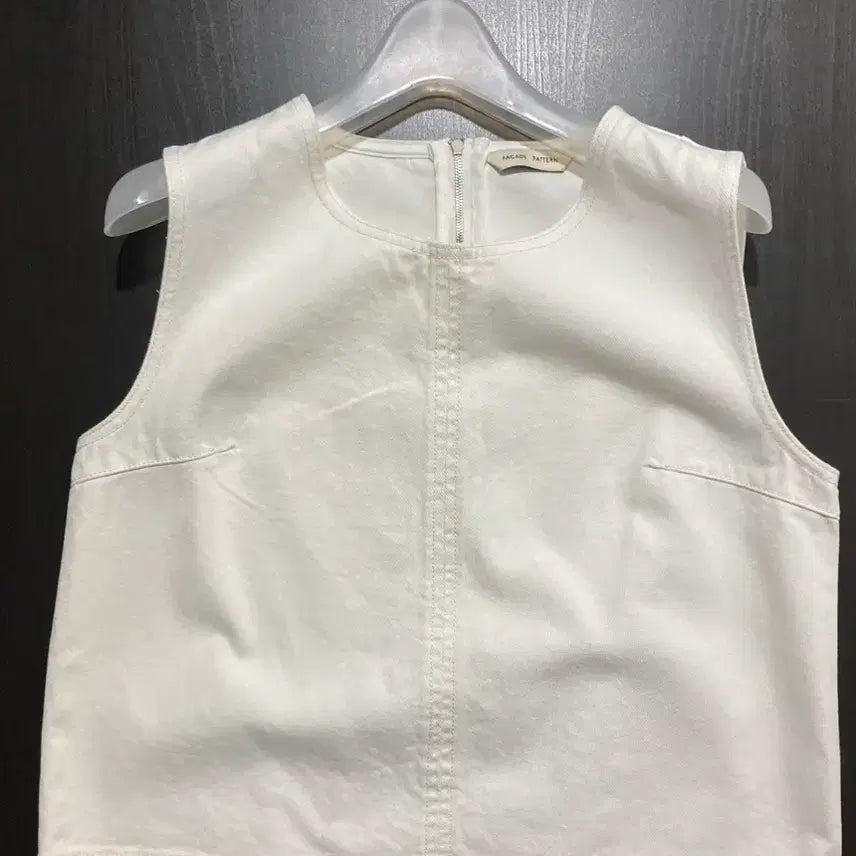 [SOLD OUT] 파사드패턴 데님 슬리브리스 탑 (Clean White / S)