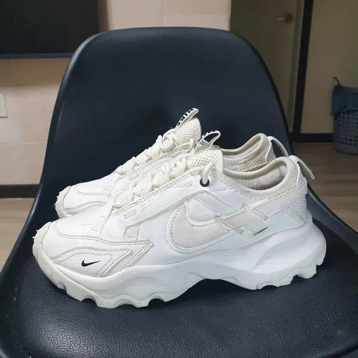 [BUNJANG] Nike White Sneakers (Women&