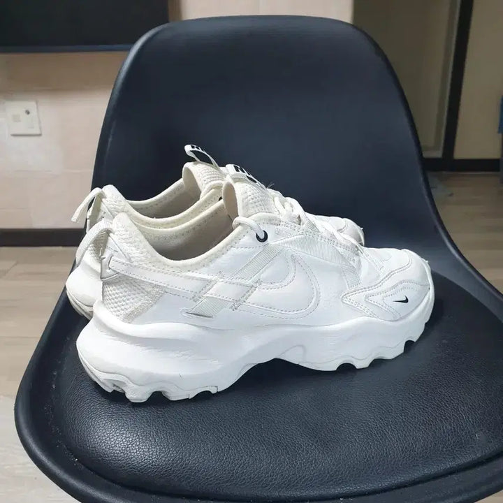 [BUNJANG] Nike White Sneakers (Women&