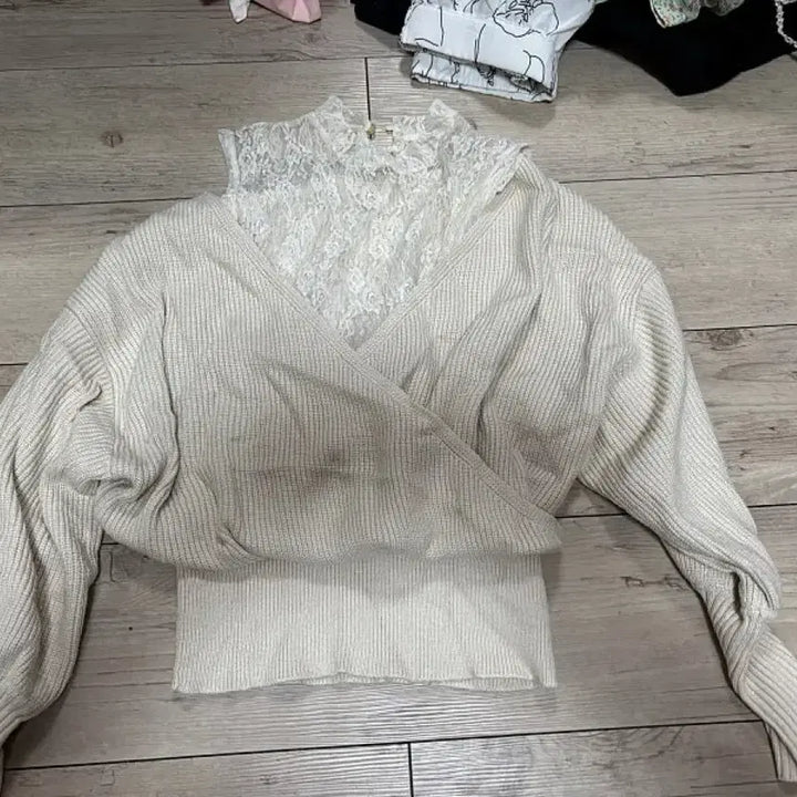 [BUNJANG] GRL Ivory Lace Off-Shoulder Knit Top / 그레일 아이보리 레이스 양산형 지뢰계 오프숄더 어깨트임 니트