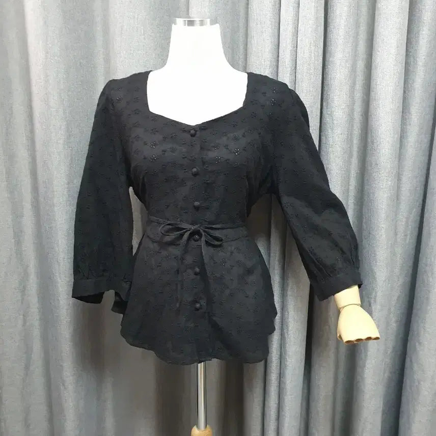 [SOLD OUT] L펀칭자수 하트넥 블라우스