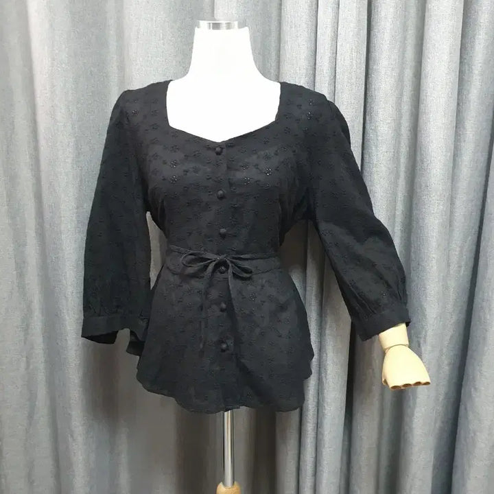 [SOLD OUT] L펀칭자수 하트넥 블라우스