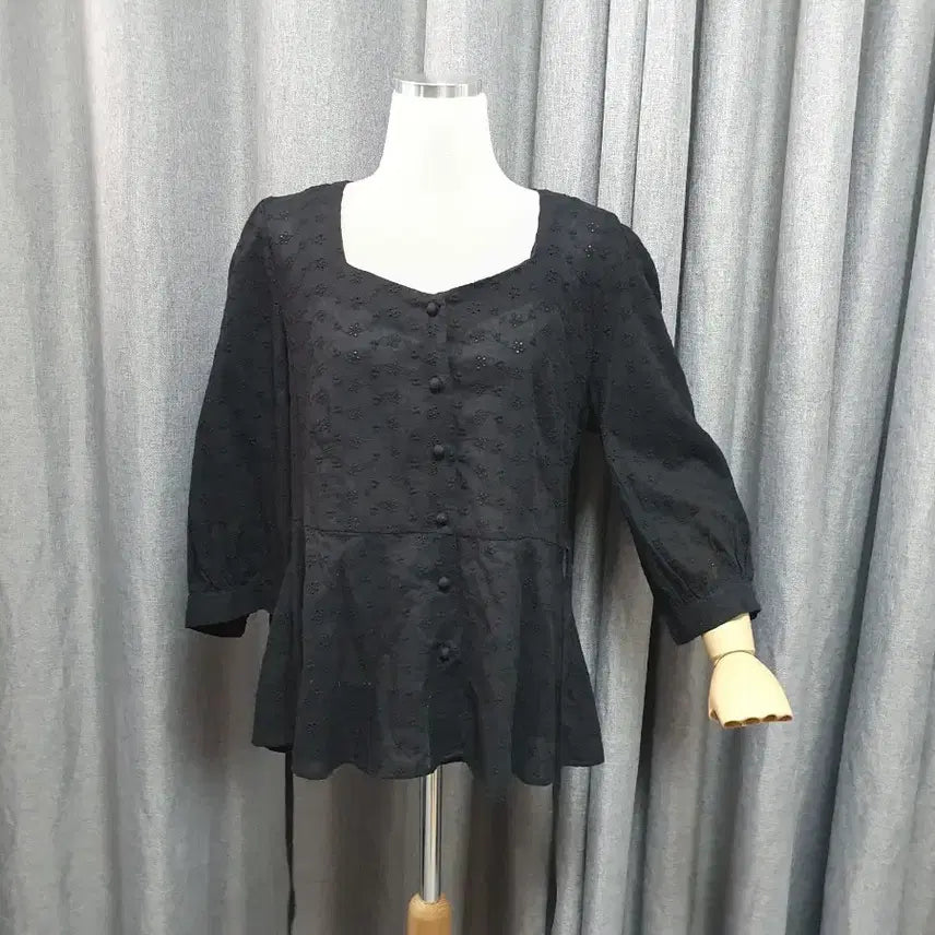 [SOLD OUT] L펀칭자수 하트넥 블라우스