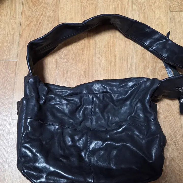 [BUNJANG] Revenio Maker LUC02 Black Leather Shoulder Bag / 레베니오메이커 LUC02 블랙 가죽 숄더백
