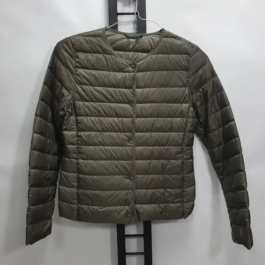 [BUNJANG] Uniqlo U Round Neck Down Jacket Khaki M / 유니클로 경량 패딩 u라운드넥 다운 자켓 카키 m