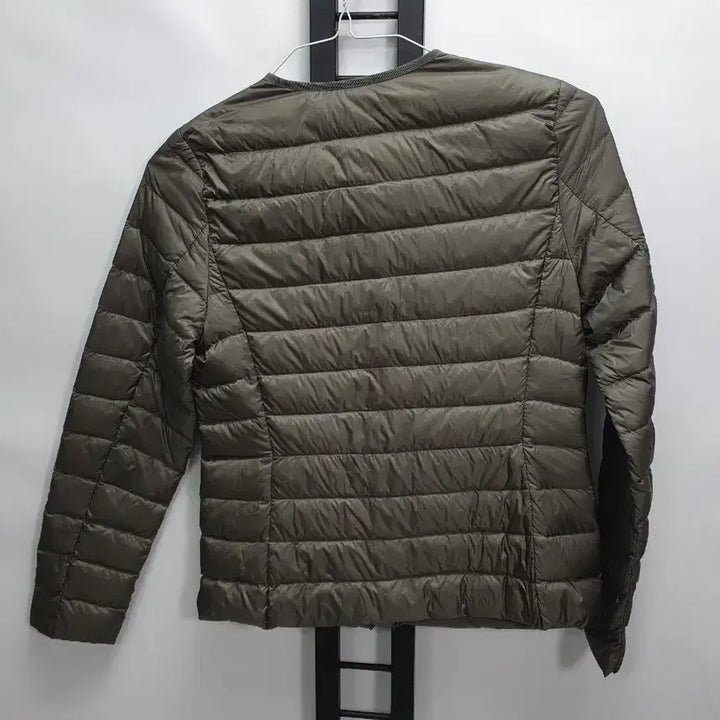 [BUNJANG] Uniqlo U Round Neck Down Jacket Khaki M / 유니클로 경량 패딩 u라운드넥 다운 자켓 카키 m
