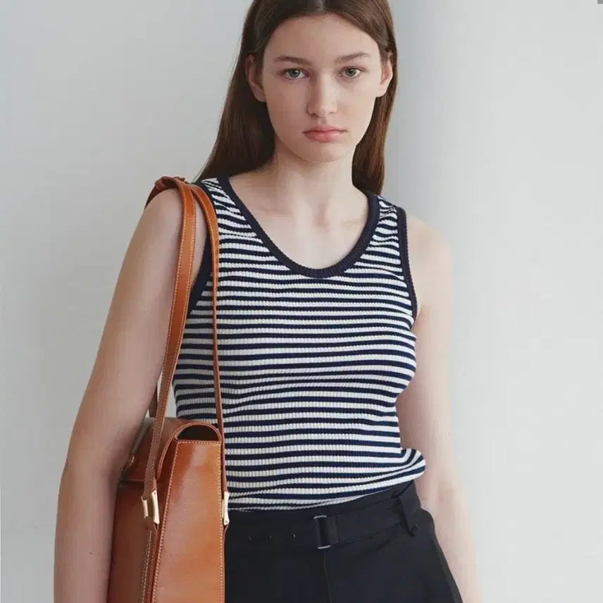 [SOLD OUT] 루에브르 U-neck Sleeveless Top