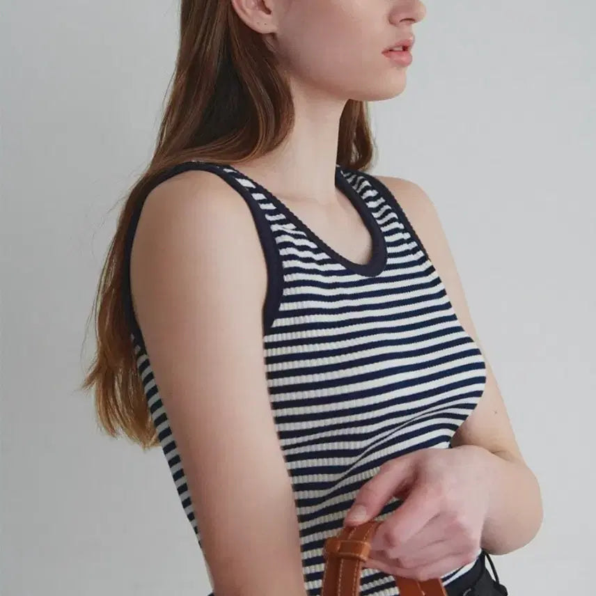 [SOLD OUT] 루에브르 U-neck Sleeveless Top