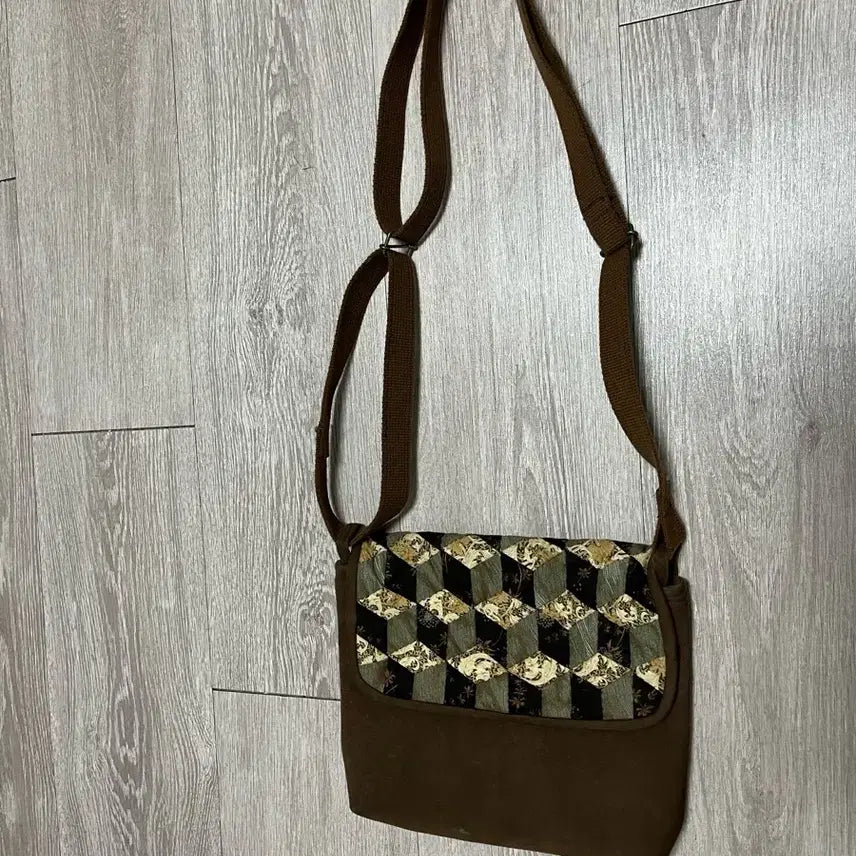 [BUNJANG] Vintage Pattern Crossbody Bag / 빈티지 패턴 크로스백