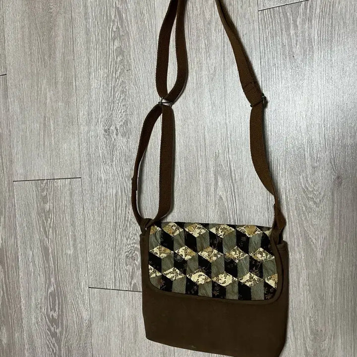 [BUNJANG] Vintage Pattern Crossbody Bag / 빈티지 패턴 크로스백