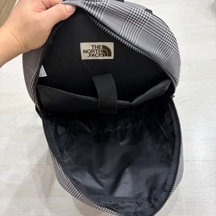 [SOLD OUT] 노스페이스 화이트라벨 그레이 체크 백팩 가방