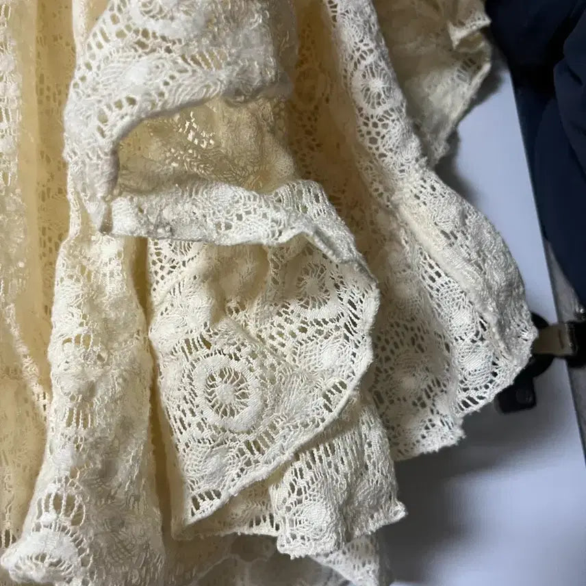 [BUNJANG] Ivory Lace Frill Blouse / 아이보리 레이스 프릴 블라우스