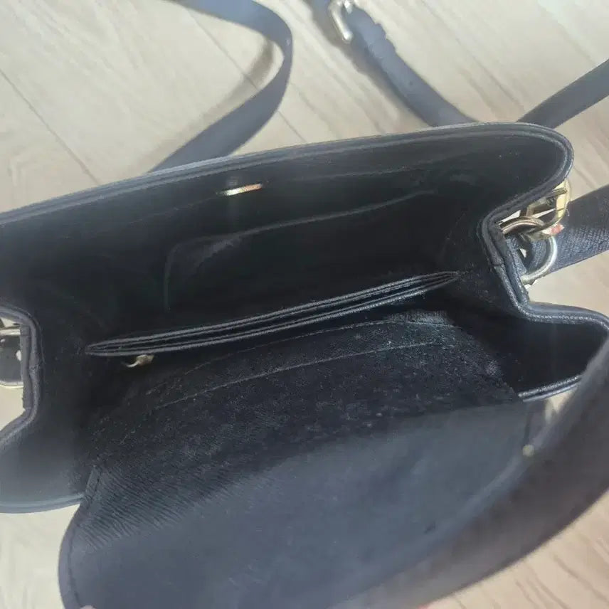 [BUNJANG] Metrocity Black Crossbody Bag / 메트로시티 블랙 크로스백