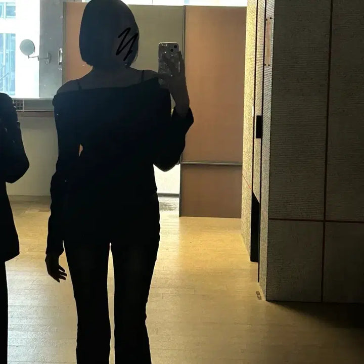 [BUNJANG] Black Off-Shoulder Long Sleeve Top / 블랙 오프숄더 긴팔티
