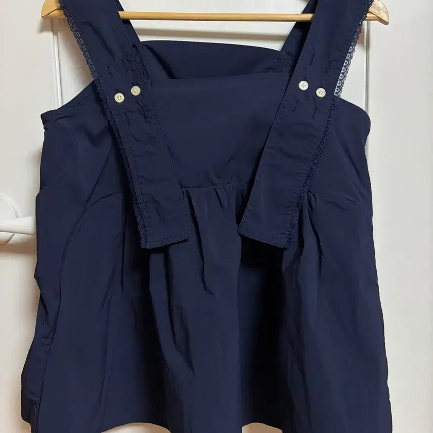 [SOLD OUT] 레이스버튼 슬리브리스 블라우스