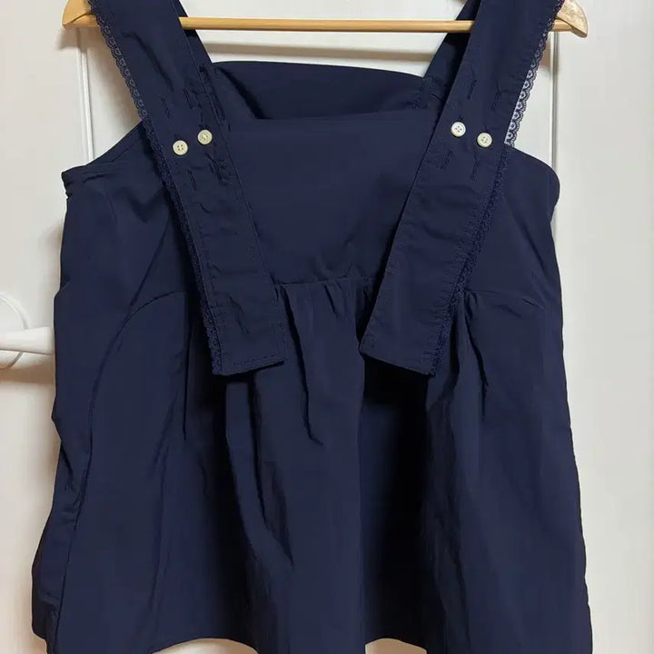 [SOLD OUT] 레이스버튼 슬리브리스 블라우스