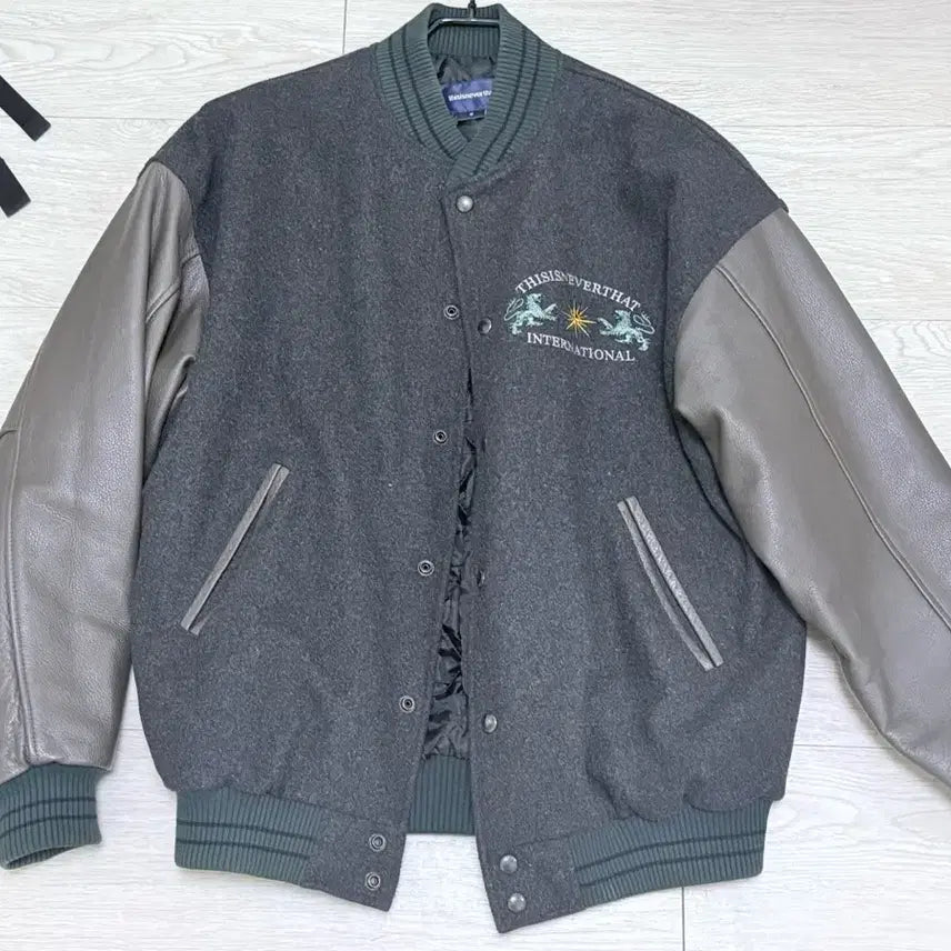 [SOLD OUT] 디스이즈네버댓 라이언 바시티 M