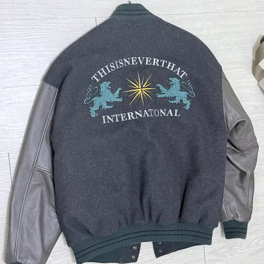 [SOLD OUT] 디스이즈네버댓 라이언 바시티 M