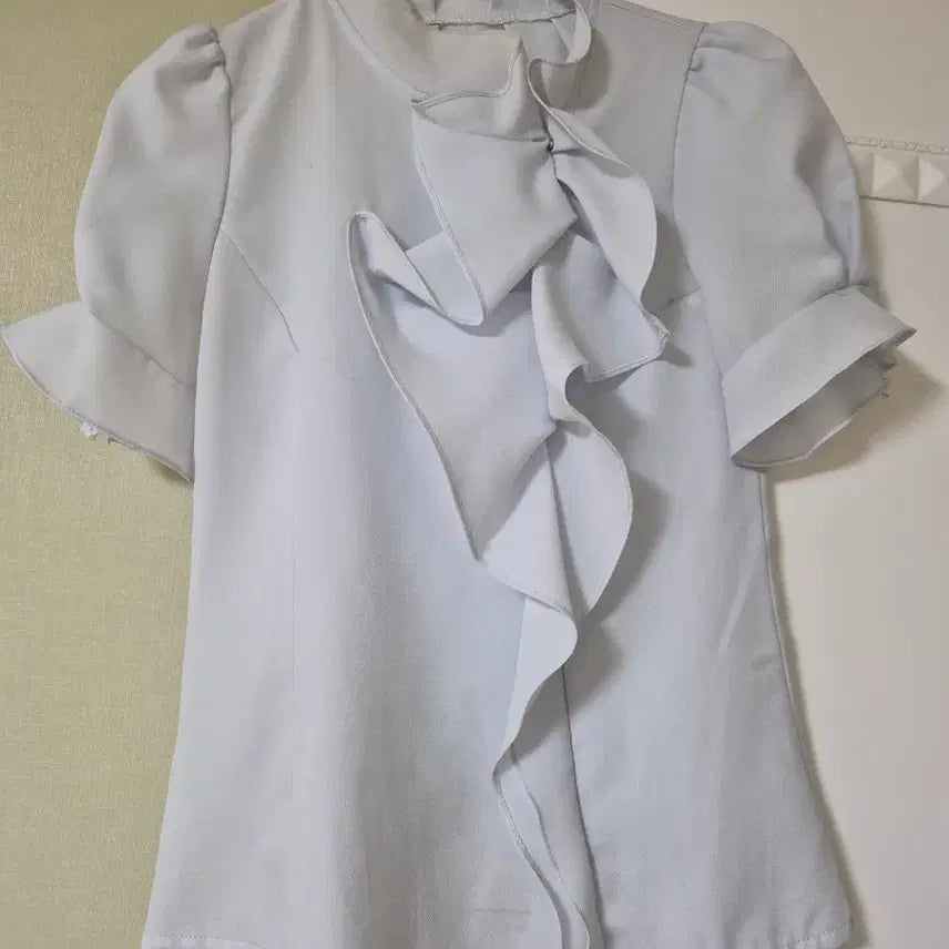 [BUNJANG] Frill Blouse Puff Sleeve Sky Blue / 프릴 블라우스 반팔 퍼프 소매 하늘색