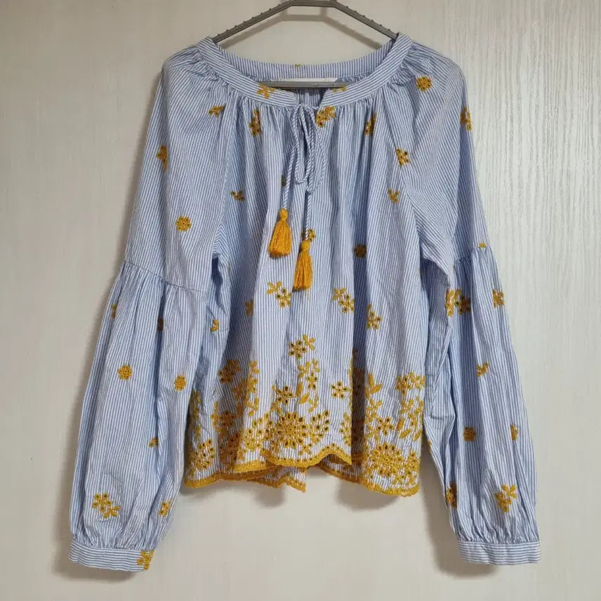 [SOLD OUT] 자라 플라워 아일렛 스트라이프퍼프 태슬블라우스