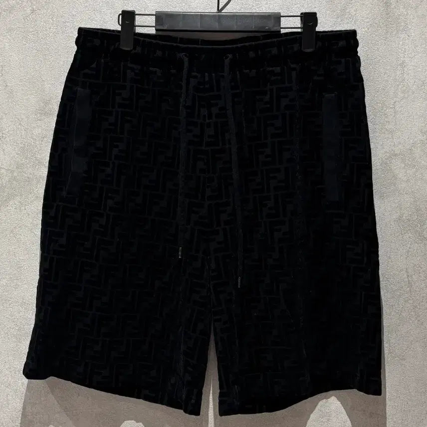 [SOLD OUT] A+ / 50 (32~) 펜디 FF 로고 벨벳 버뮤다 팬츠 블랙