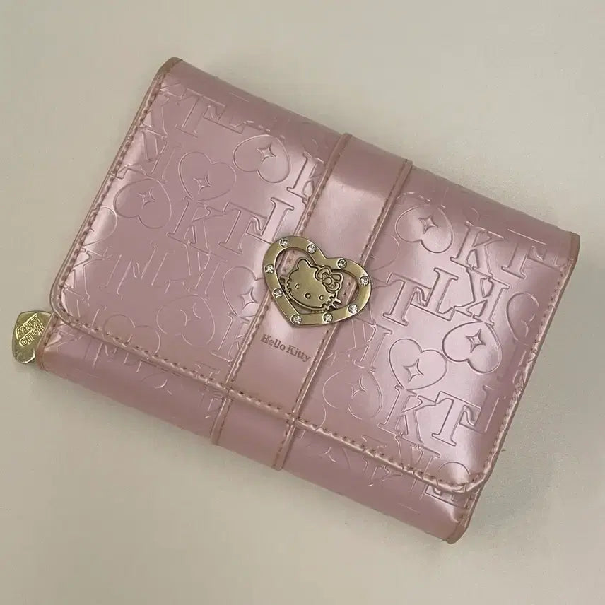 [SOLD OUT] 고전 키티 모노그램 에나멜 중지갑 갸루 핑크
