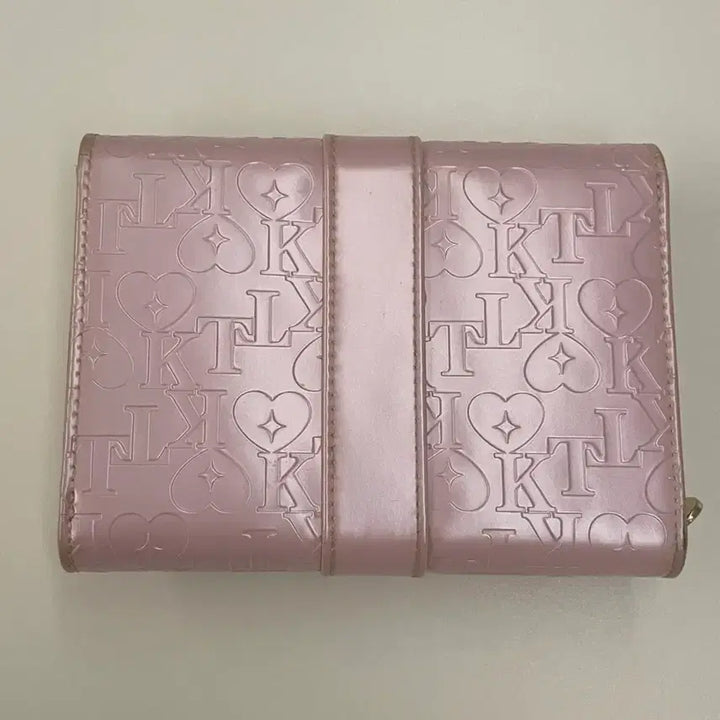 [SOLD OUT] 고전 키티 모노그램 에나멜 중지갑 갸루 핑크