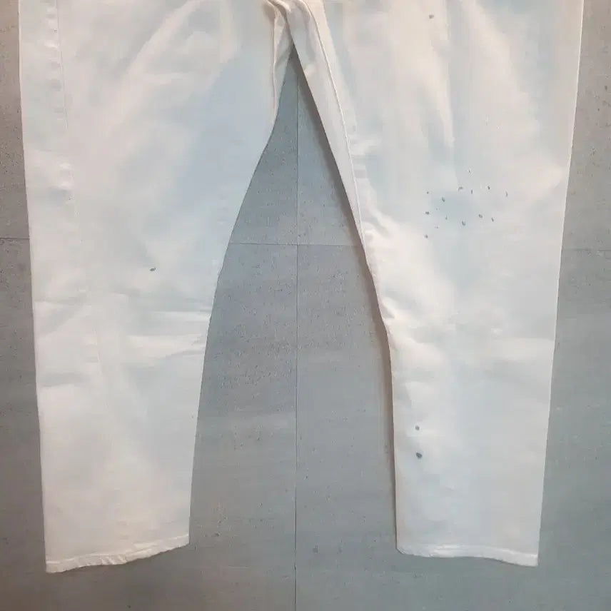 [SOLD OUT] Jieor 화이트 페인팅 데미지 팬츠